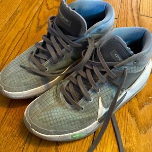 Size 9 mens Kevin Durant no 7 sneakers